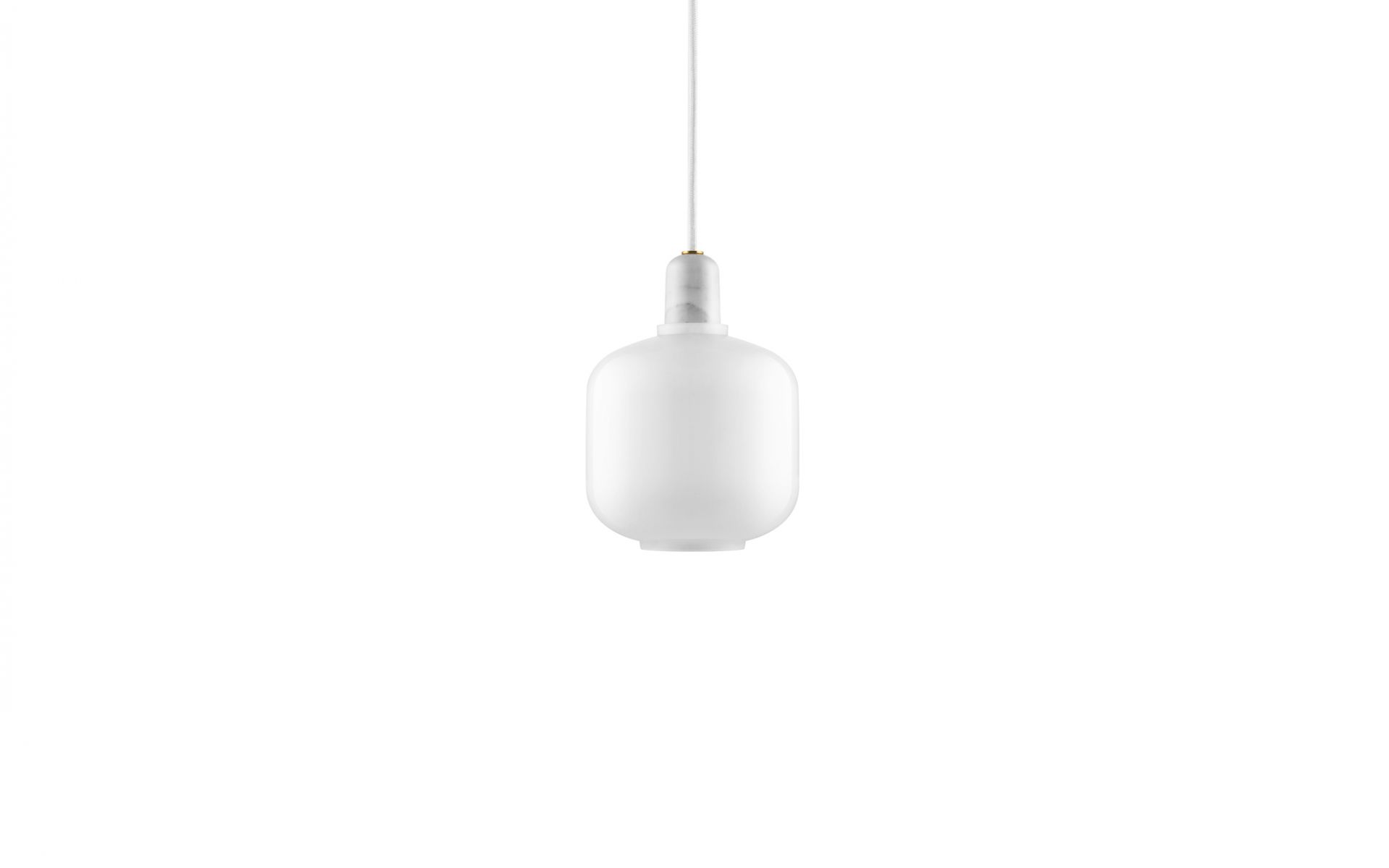 Weiße Amp Lamp Hängeleuchte von Normann Copenhagen mit Kabel und Glaskörper.